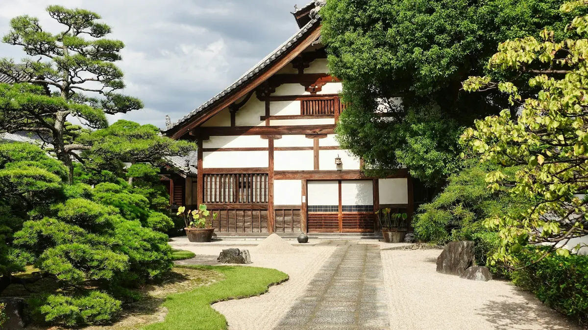 改修を終えた寺院本堂と庭